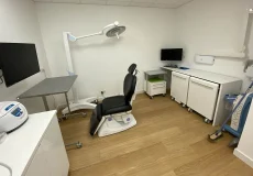 Salle de chirurgie dentaire propre et lumineuse à Bayonne