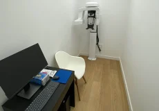 Salle de radiologie avec matériel dentaire professionnel à Bayonne