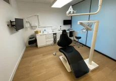 Salle de soins équipée d’un fauteuil dentaire à Bayonne